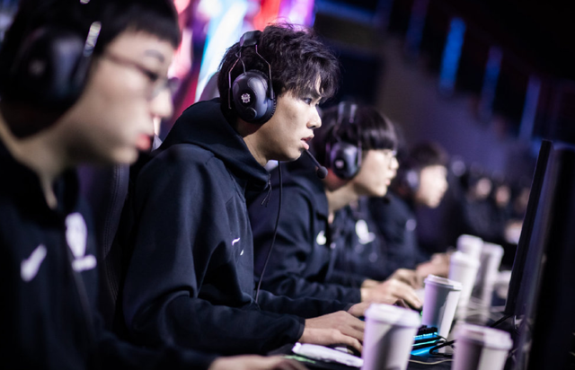 TES不敌FPX爆冷逆袭！关键团战完美团队配合制胜-雷竞技官网